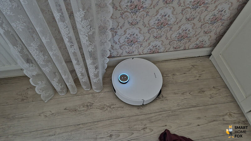 Der Dreame L50 Pro Ultra wischt entlang der Leisten und in den Ecken eines Raumes.